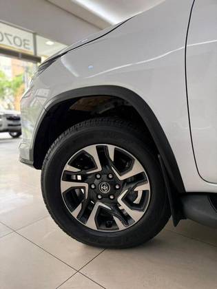 TOYOTA HILUX SW4 2.8 D-4D TURBO DIESEL SRX PLATINUM 7L 4X4 AUTOMÁTICO